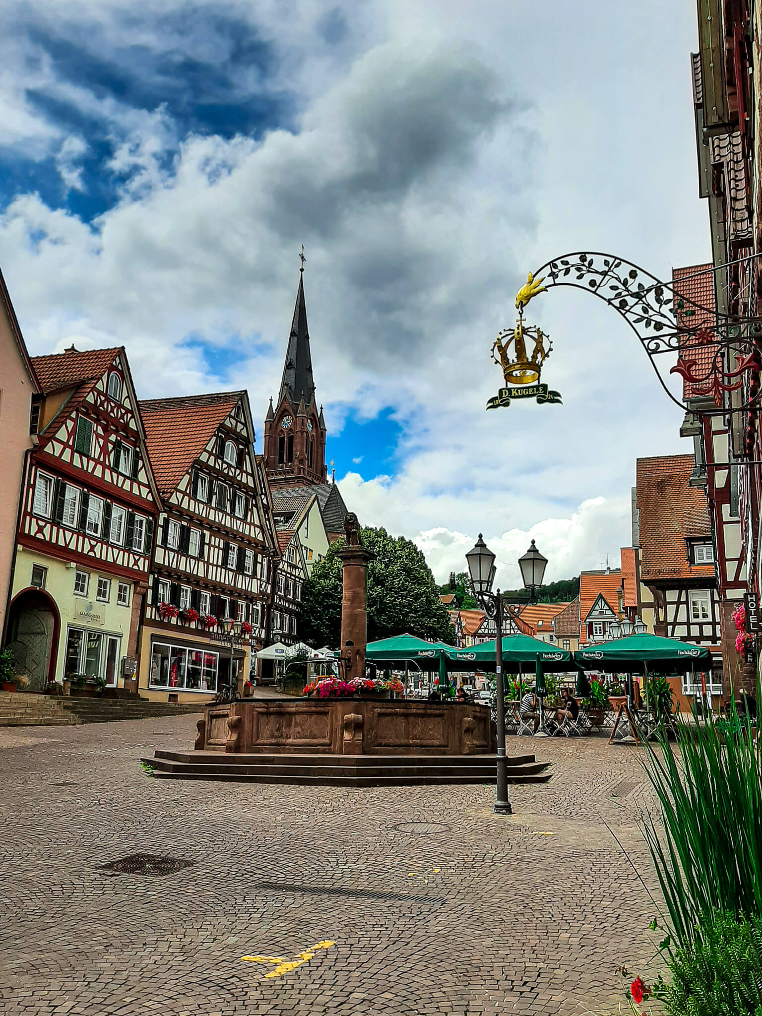 Marktplatz Calw mit Marktbrunnen und Fachwerkhäusern
